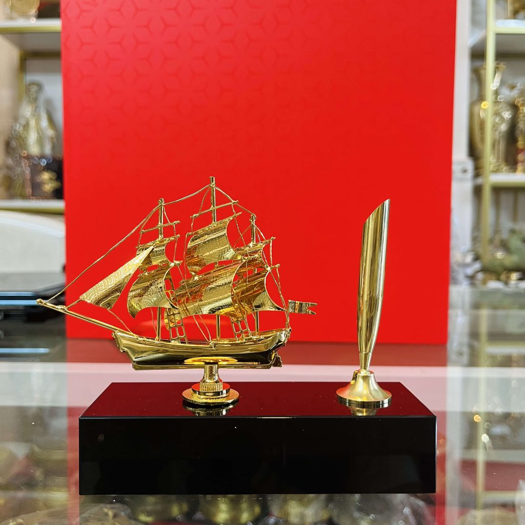 Mồ hình thuyền buồm mạ vàng có cây cắm bút