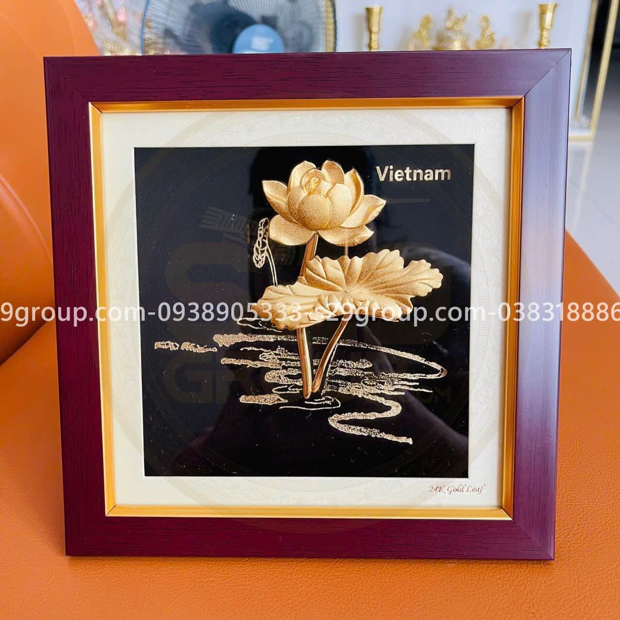 Tranh hoa sen mạ vàng