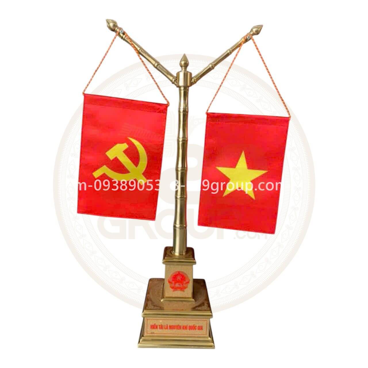 Cột cờ để bàn làm viêc